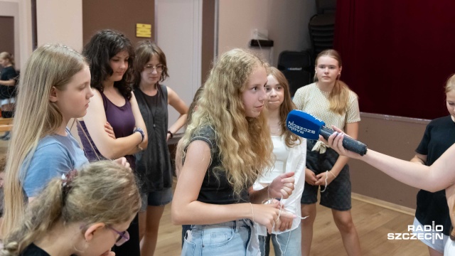 Fot. Robert Stachnik [Radio Szczecin] Młodzież w Dąbiu w dwa tygodnie stworzyła spektakl. Efekt w sobotę [WIDEO, ZDJĘCIA]