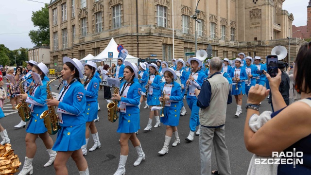 Przemarsz Orkiestr Dętych Tall Ships Races Szczecin 2024 Fot. Robert Stachnik [Radio Szczecin] Muzyczna Walka o Puchar Prezydenta Szczecina rozpoczęta [ZDJĘCIA]