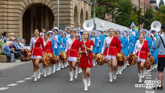 Przemarsz Orkiestr Dętych Tall Ships Races Szczecin 2024 Fot. Robert Stachnik [Radio Szczecin] Muzyczna Walka o Puchar Prezydenta Szczecina rozpoczęta [ZDJĘCIA]