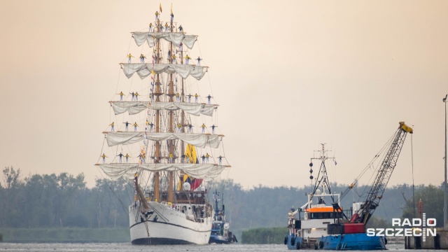 "Guayas". Fot. Robert Stachnik [Radio Szczecin] Roztańczony "Guayas" zacumował przy Wałach Chrobrego [WIDEO, ZDJĘCIA]