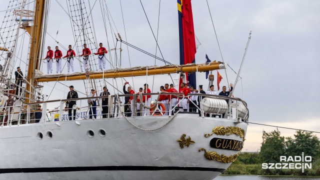 "Guayas". Fot. Robert Stachnik [Radio Szczecin] Roztańczony "Guayas" zacumował przy Wałach Chrobrego [WIDEO, ZDJĘCIA]