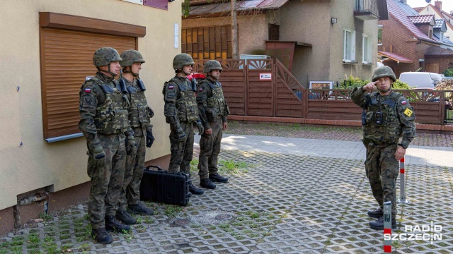 Fot. Robert Stachnik [Radio Szczecin] Niewybuch przy ul. Wierzbowej. Saperzy wywieźli bombę [WIDEO, ZDJĘCIA]