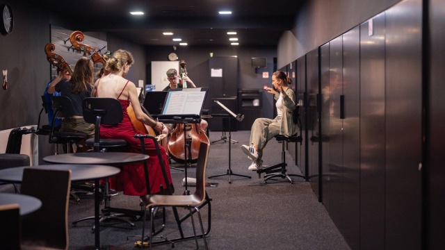 Próba kontrabasów z Marią Krykov z Konzerthausorchester w Berlinie. Fot. Piotr Nykowski Muzycy z czterech kontynentów w Złotej Sali Filharmonii w Szczecinie. 12. edycja ILYO [ZDJĘCIA]