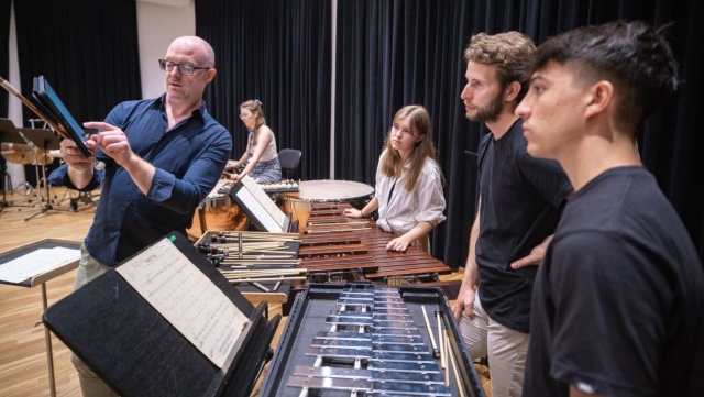 Próba sekcji instrumentów perkusyjnych z tutorem Tomem Greenlevavesem z Gewandhausorchester w Lipsku. Fot. Piotr Nykowski Muzycy z czterech kontynentów w Złotej Sali Filharmonii w Szczecinie. 12. edycja ILYO [ZDJĘCIA]