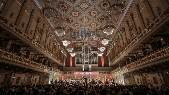 International Lutosławski Youth Orchestra 2022 pod dyrekcją Ayyuba Guliyeva z Marcinem Zdunikiem (wiolonczela) w Konzerthaus w Berlinie. Fot. Materiały prasowe Filharmonii w Szczecinie Muzycy z czterech kontynentów w Złotej Sali Filharmonii w Szczecinie. 12. edycja ILYO [ZDJĘCIA]