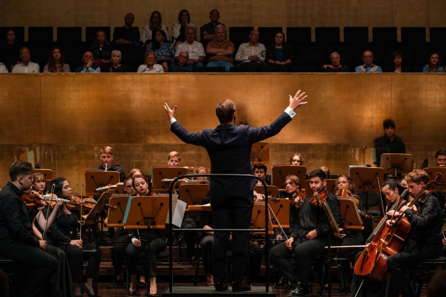 Przemysław Neumann dyryguje Orkiestrą Symfoniczną ILYO 2024 w Złotej Sali Filharmonii w Szczecinie. Fot. Piotr Makowski Finał 12. International Lutosławski Youth Orchestra w Złotej Sali Filharmonii [ZDJĘCIA]