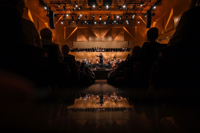 Przemysław Neumann dyryguje Orkiestrą Symfoniczną ILYO 2024 w Złotej Sali Filharmonii w Szczecinie. Fot. Piotr Makowski Finał 12. International Lutosławski Youth Orchestra w Złotej Sali Filharmonii [ZDJĘCIA]