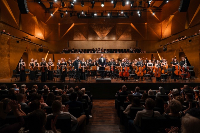 Orkiestra Symfoniczna ILYO 2024 pod dyrekcją Przemysława Neumanna przyjmuje gorące brawa publiczności. Fot. Piotr Makowski Finał 12. International Lutosławski Youth Orchestra w Złotej Sali Filharmonii [ZDJĘCIA]