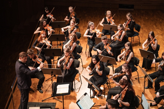 Przemysław Neumann dyryguje International Lutosławski Youth Orchestra. Fot. Piotr Nykowski Sukces międzynarodowej orkiestry ILYO w Europejskim Centrum Muzyki Krzysztofa Pendereckiego [ZDJĘCIA]