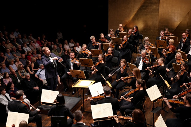 Przemysław Neumann dyryguje Orkiestrą Symfoniczną Filharmonii im. Mieczysława Karłowicza. Fot. Cezary Aszkiełowicz Filharmonia w Szczecinie otworzyła 77. sezon artystyczny [ZDJĘCIA]