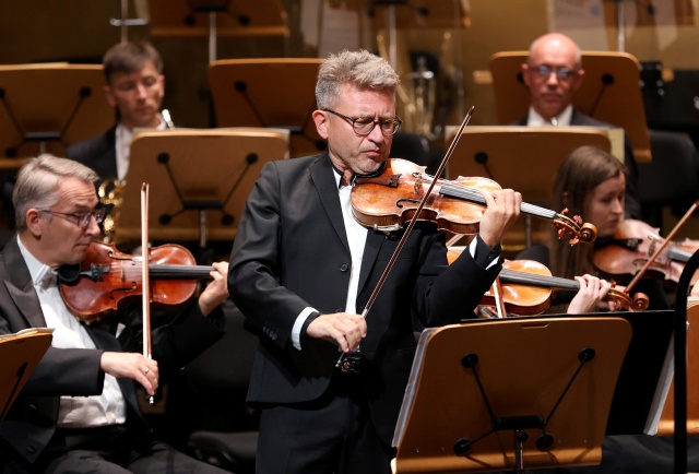 Skrzypek Bartłomiej Nizioł gra z Orkiestrą Symfoniczną Filharmonii im. Mieczysława Karłowicza pod dyrekcją Przemysława Neumanna. Fot. Cezary Aszkiełowicz Filharmonia w Szczecinie otworzyła 77. sezon artystyczny [ZDJĘCIA]