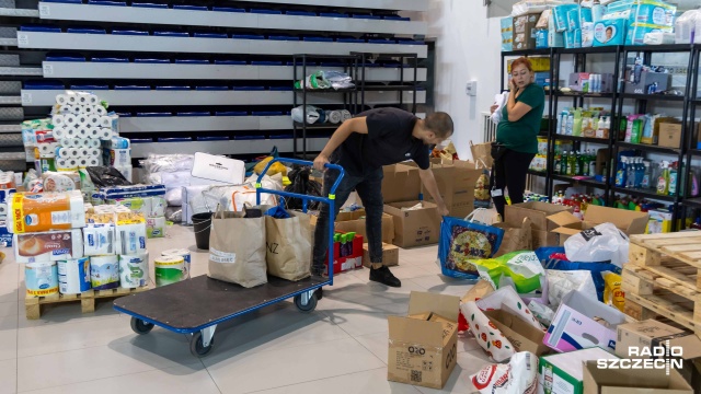 Fot. Robert Stachnik [Radio Szczecin] Netto Arena wypełnia się darami dla powodzian [WIDEO, ZDJĘCIA]