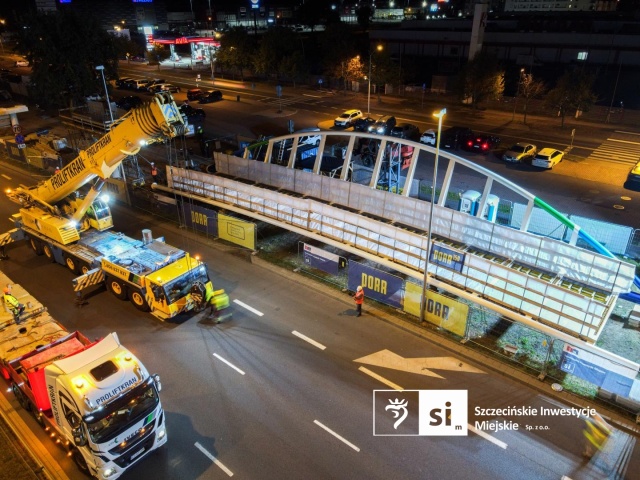 Fot. wiadomosci.szczecin.eu Nowa kładka nad Struga. Nocna operacja w Szczecinie [ZDJĘCIA]