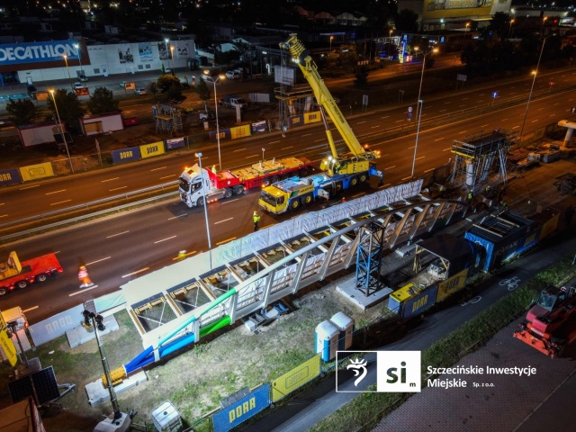 Fot. wiadomosci.szczecin.eu Nowa kładka nad Struga. Nocna operacja w Szczecinie [ZDJĘCIA]