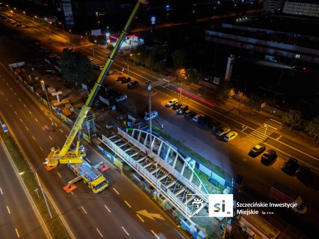 Fot. wiadomosci.szczecin.eu Nowa kładka nad Struga. Nocna operacja w Szczecinie [ZDJĘCIA]