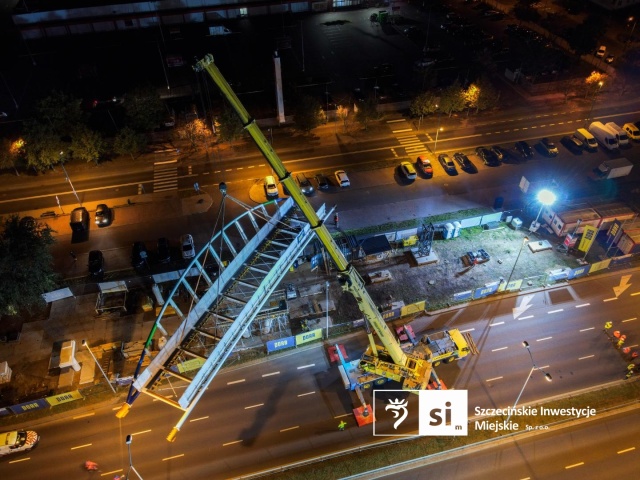 Fot. wiadomosci.szczecin.eu Nowa kładka nad Struga. Nocna operacja w Szczecinie [ZDJĘCIA]