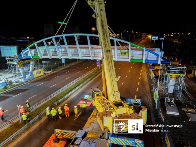 Fot. wiadomosci.szczecin.eu Nowa kładka nad Struga. Nocna operacja w Szczecinie [ZDJĘCIA]