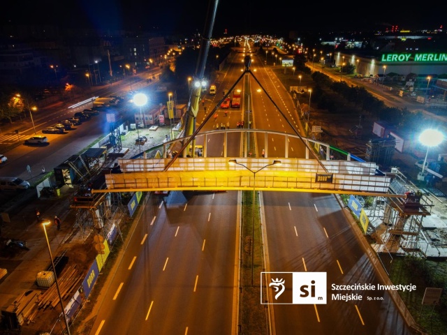 Fot. wiadomosci.szczecin.eu Nowa kładka nad Struga. Nocna operacja w Szczecinie [ZDJĘCIA]