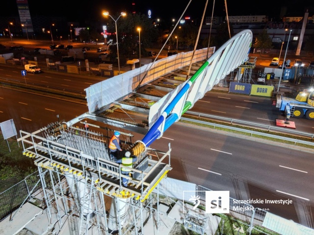 Fot. wiadomosci.szczecin.eu Nowa kładka nad Struga. Nocna operacja w Szczecinie [ZDJĘCIA]