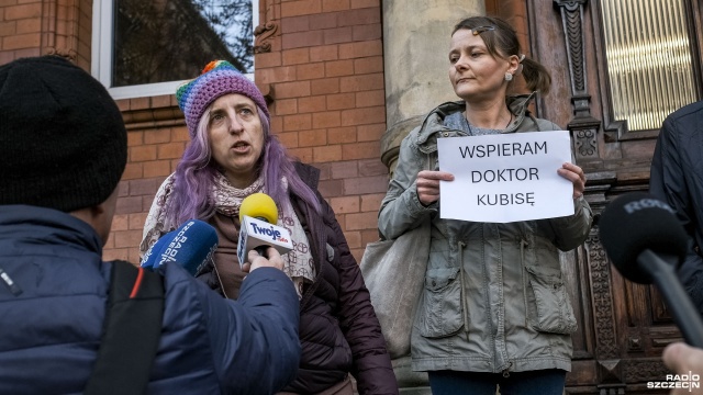 Fot. Wojciech Ochrymiuk [Radio Szczecin] Protest pod szczecińskim sądem. "Chciałbym dożyć czasu, kiedy kobiety będą żyły w normalnym kraju" [WIDEO, ZDJĘCIA]