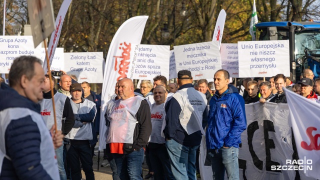 Fot. Robert Stachnik [Radio Szczecin] Protest Solidarności w obronie miejsc pracy [WIDEO, ZDJĘCIA]