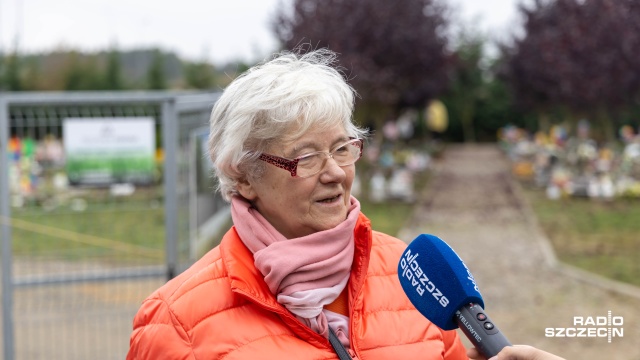 Fot. Robert Stachnik [Radio Szczecin] Szczecinianie odwiedzają groby czworonożnych przyjaciół. "Potrzebujemy takiego miejsca" [WIDEO, ZDJĘCIA]