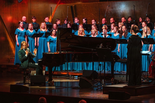 Leszek Możdżer – pianista, kompozytor, aranżer wprowadza publiczność Filharmonii w Szczecinie w świat Psalmów Dawidowych. Fot. Hubert Grygielewicz Owacyjne przyjęcie Psalmów Dawidowych w wizji Leszka Możdżera [ZDJĘCIA]