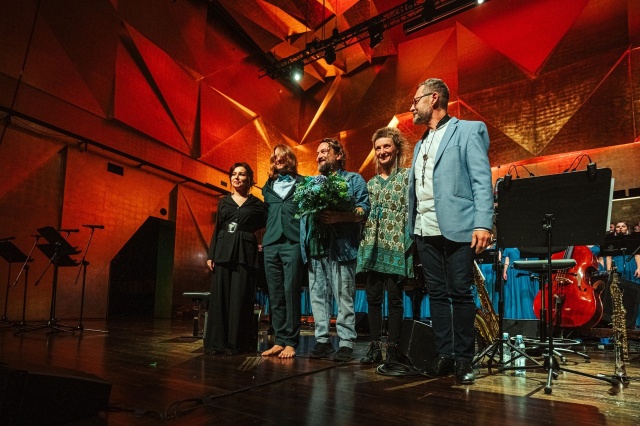 Sylwia Fabiańczyk-Makuch – dyrygentka (od lewej), Leszek Możdżer – pianista, kompozytor, aranżer, Olo Walicki – kontrabasista, Patrycja Betley – perkusistka i Maciej Sikała – saksofonista przyjmują owacyjne brawa publiczności Filharmonii im. Mieczysława Karłowicza w Szczecinie. Fot. Hubert Grygielewicz Owacyjne przyjęcie Psalmów Dawidowych w wizji Leszka Możdżera [ZDJĘCIA]