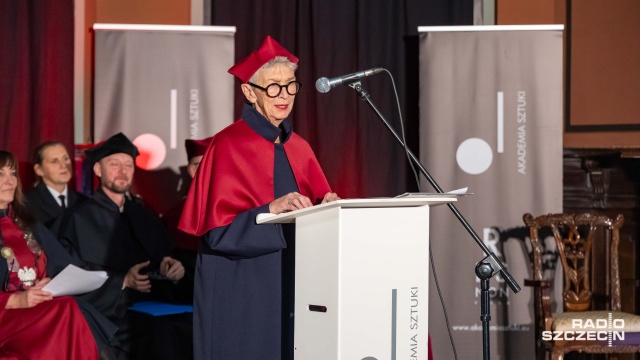 Anda Rottenberg po pasowaniu na doctora honoris causa wygłasza wykład pt. „Cena nieposłuszeństwa”. Fot. Robert Stachnik [Radio Szczecin] Anda Rottenberg uhonorowana tytułem doktora honoris causa [WIDEO, ZDJĘCIA]