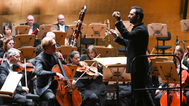 Michał Balas – wiolonczelista (od lewej) i Kornilios Michailidis – dyrygent z Orkiestrą Symfoniczną Filharmonii im. Mieczysława Karłowicza.. Fot. Marcin Bielecki [Filharmonia w Szczecinie] Michał Balas i Kornilios Michailidis gorąco oklaskiwani w Filharmonii [ZDJĘCIA]