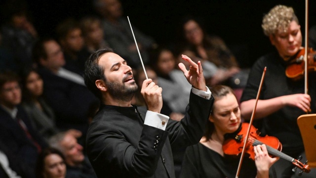 Kornilios Michailidis – dyrygent. Fot. Marcin Bielecki [Filharmonia w Szczecinie] Michał Balas i Kornilios Michailidis gorąco oklaskiwani w Filharmonii [ZDJĘCIA]