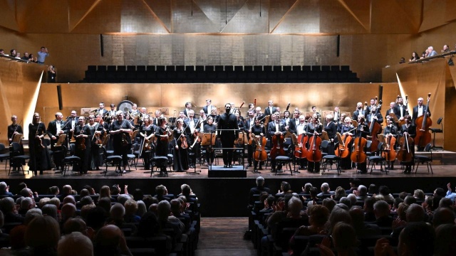 Orkiestra Symfoniczna Filharmonii im. Mieczysława Karłowicza pod dyrekcją Korniliosa Michailidisa przyjmuje gorące brawa publiczności. Fot. Marcin Bielecki [Filharmonia w Szczecinie] Michał Balas i Kornilios Michailidis gorąco oklaskiwani w Filharmonii [ZDJĘCIA]