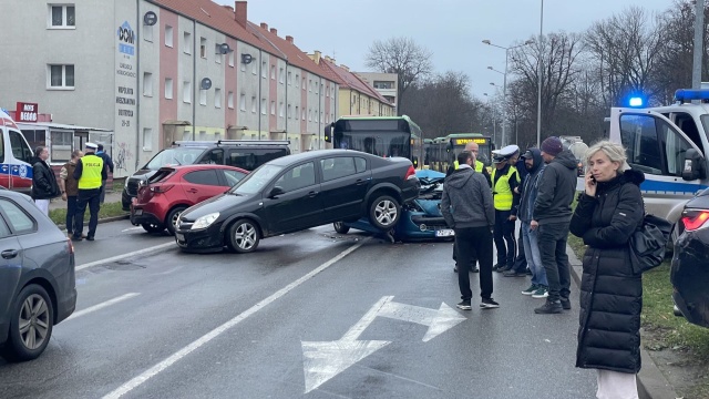 Fot. Robert Stachnik [Radio Szczecin] Karambol na ulicy Obotryckiej. Poważne utrudnienia z przejazdem [ZDJĘCIA]