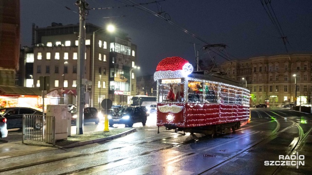 Fot. Robert Stachnik [Radio Szczecin] Świąteczny tramwaj wyjechał na ulice Szczecina [ZDJĘCIA]