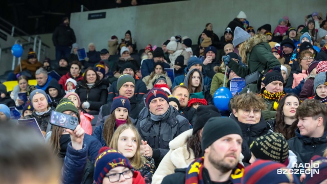 Fot. Robert Stachnik [Radio Szczecin] Kolędowanie na stadionie. "Spotykamy się całą granatowo-bordową rodziną" [WIDEO, ZDJĘCIA]