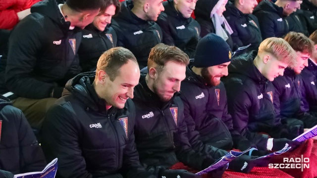 Fot. Robert Stachnik [Radio Szczecin] Kolędowanie na stadionie. "Spotykamy się całą granatowo-bordową rodziną" [WIDEO, ZDJĘCIA]