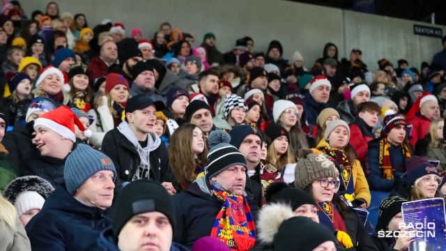 Fot. Robert Stachnik [Radio Szczecin] Kolędowanie na stadionie. "Spotykamy się całą granatowo-bordową rodziną" [WIDEO, ZDJĘCIA]