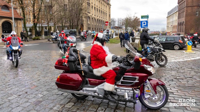 Fot. Robert Stachnik [Radio Szczecin] Charytatywna akcja Moto-Mikołajów [WIDEO, ZDJĘCIA]