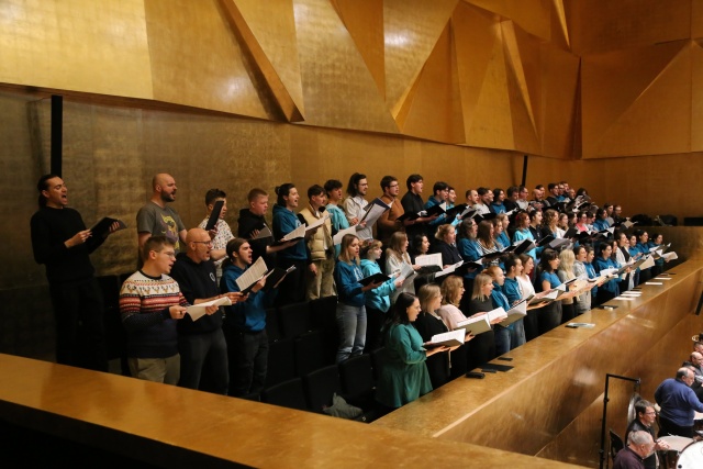 Próba generalna Chóru Politechniki Morskiej i Orkiestry Symfonicznej Filharmonii im. Mieczysława Karłowicza w Szczecinie pod batutą Przemysława Neumanna. Fot. Katarzyna Plater-Zyberk Chór Politechniki Morskiej w Filharmonii z muzyką Bożego Narodzenia [ZDJĘCIA]