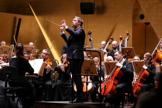 Przemysław Neumann dyryguje Orkiestrą Symfoniczną Filharmonii im. Mieczysława Karłowicza i Chórem Politechniki Morskiej w Szczecinie. Fot. Cezary Aszkiełowicz Magiczny koncert Bożonarodzeniowy w Złotej Sali Filharmonii [ZDJĘCIA]