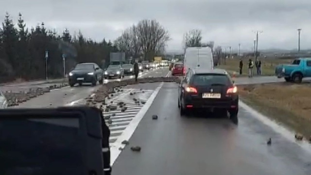 Utrudnienia na drodze krajowej nr 13. Na wysokości Smętowic z ciężarówki wysypały się na drogę buraki.
