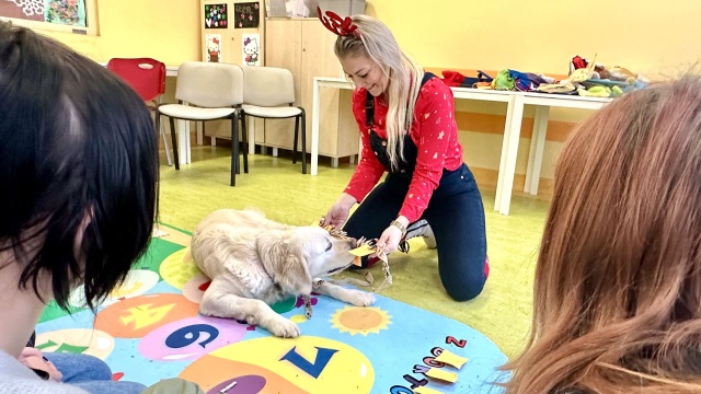 To pomaga dzieciom i wypełnia im trudny czas w szpitalu. Pacjenci Oddziału Psychiatrii Dziecięcej i Młodzieżowej szpitala Zdroje korzystają z dogoterapii i teatroterapii.