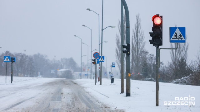 Policjanci apelują do pieszych o dużą ostrożność podczas przechodzenia przez przejścia.
