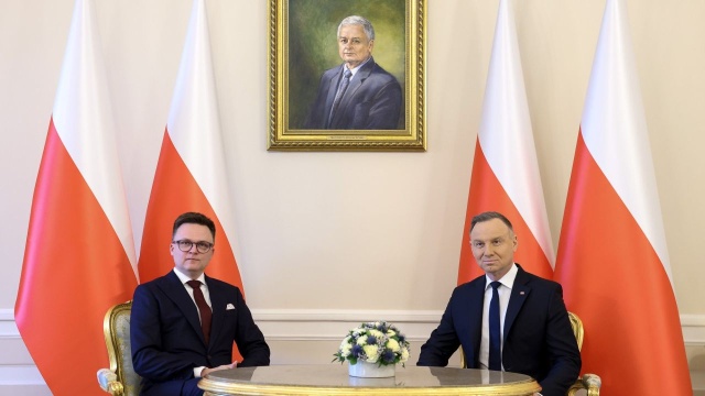 Prezydent Andrzej Duda powiedział po spotkaniu z marszałkiem Sejmu, Szymonem Hołownią w Pałacu Prezydenckim, że nie udało się dojść do porozumienia w sprawie skazanych polityków PiS Mariusza Kamińskiego i Macieja Wąsika. Prezydent podkreślił, że ich ułaskawienie w 2015 roku było skuteczne.
