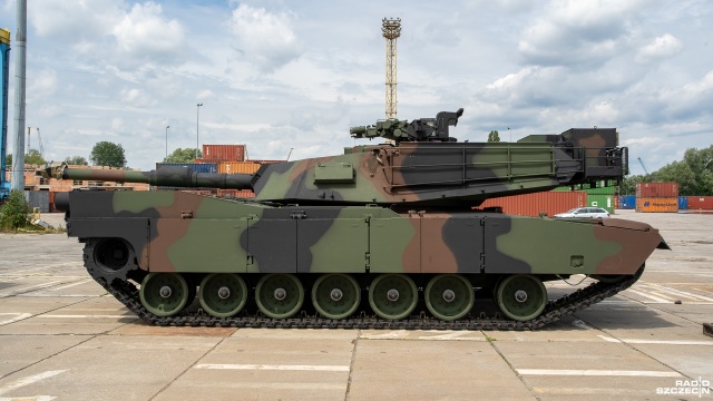 Statek wybudowany w Stoczni Szczecińskiej przywiózł pierwszy w tym roku transport sprzętu wojskowego ze Stanów Zjednoczonych do Świnoujścia.