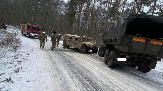Kolizja amerykańskiego pojazdu wojskowego z samochodem ciężarowym należącym do polskiego wojska.