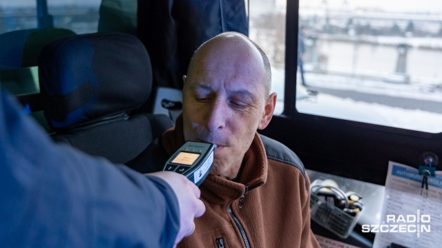 Zachodniopomorska policja zapowiada zwiększone kontrole w ramach akcji Bezpieczne Ferie 2024 i zachęca do kontroli autokarów przed wyjazdami.