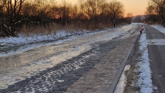 Jezdnia znajduje się na terenie zalewowym, drogowcy zamknęli ją ponad tydzień temu.