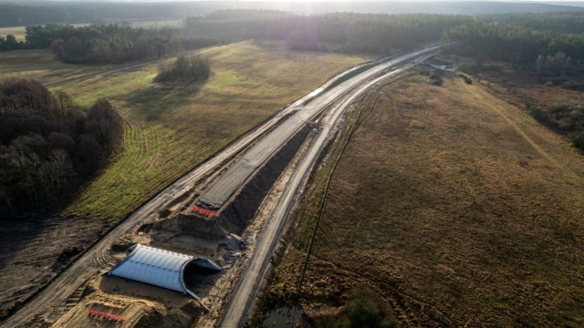 Mimo zmiennej aury trwają prace na budowie obwodnicy Gryfina, która powstaje na krajowej drodze nr 31.