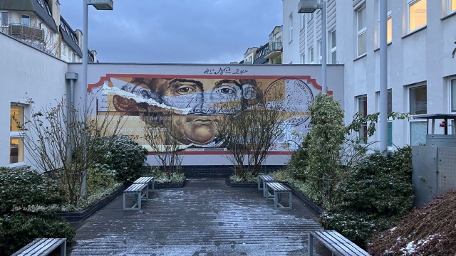 Mural na 250-lecie Komisji Edukacji Narodowej został odsłonięty na ścianie patio Zachodniopomorskiego Centrum Doskonalenia Nauczycieli w Szczecinie.